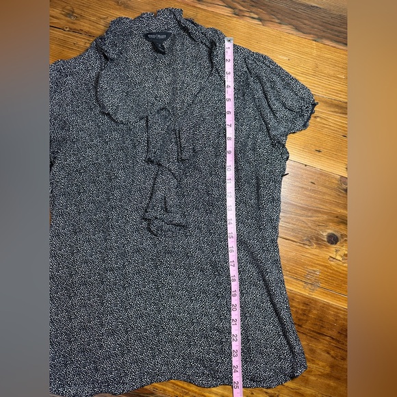 White House Black Market Black, White Cap Sleeve V-Neck Ruffle Silk Blouse Sz 10 - Picture 6 of 13